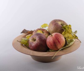 Photo de produit assiette corbeille en bois tournée artisan mise en scènes en studio fond blanc photo élégante